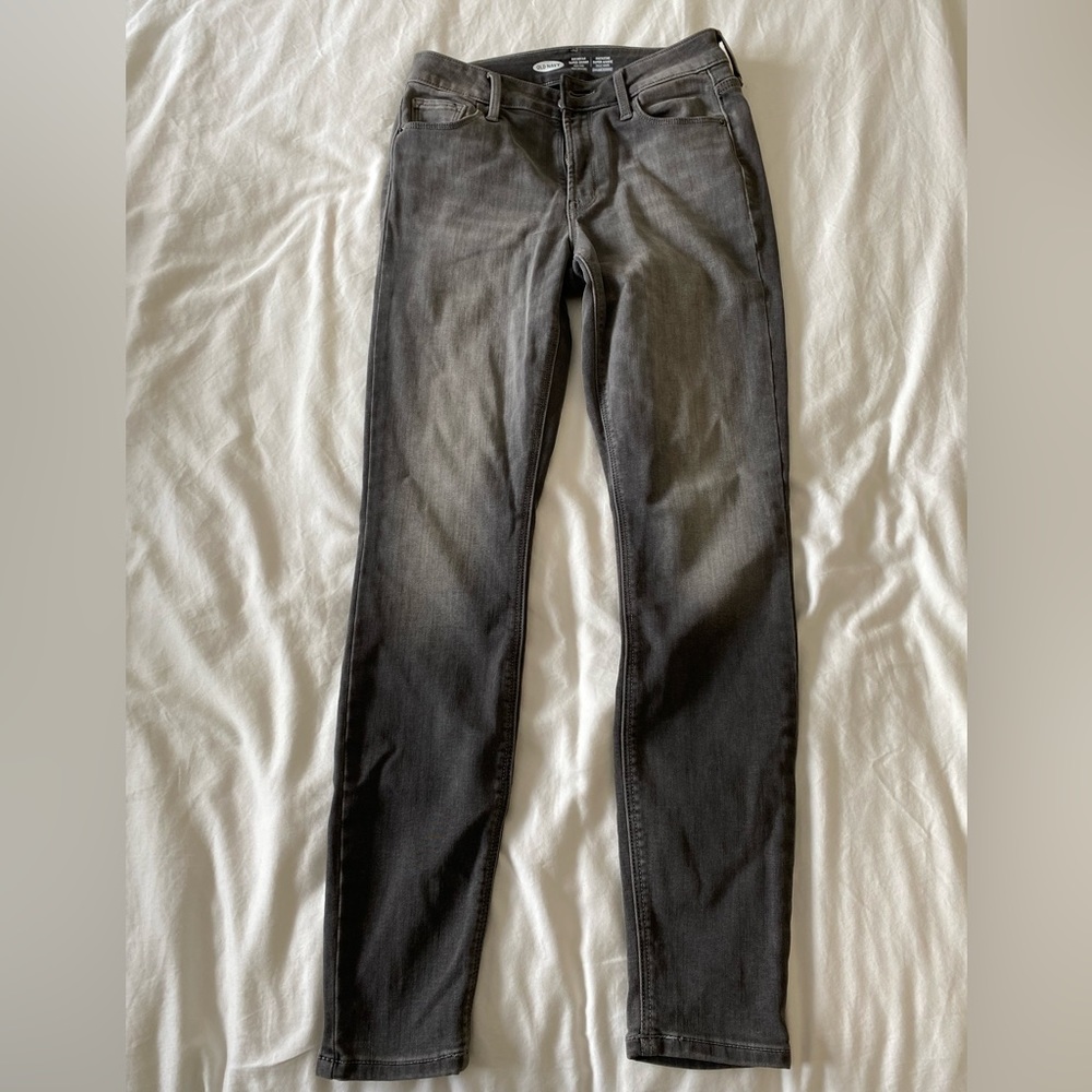 Old Navy Rockstar Super Skinny High Rise jeans. Size 2. Grey wash.